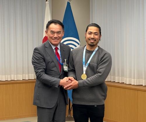 唐津市長と藤川雄大さんの握手の写真