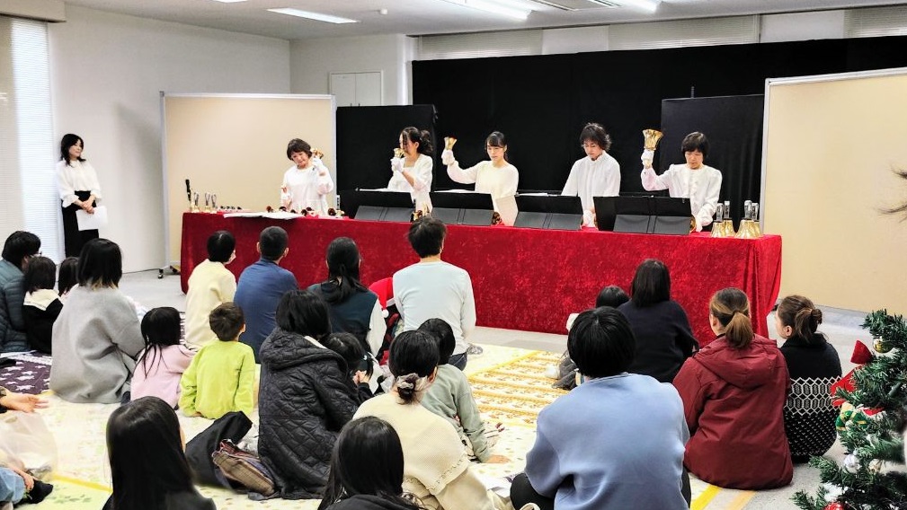 唐津ベルフィリアのハンドベル演奏の様子
