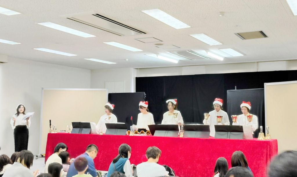 唐津ベルフィリアのハンドベル「あわてんぼうのサンタクロース」演奏の様子