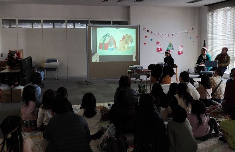 絵本の読み聞かせ「ぼくたちのプレゼントはどこ？」