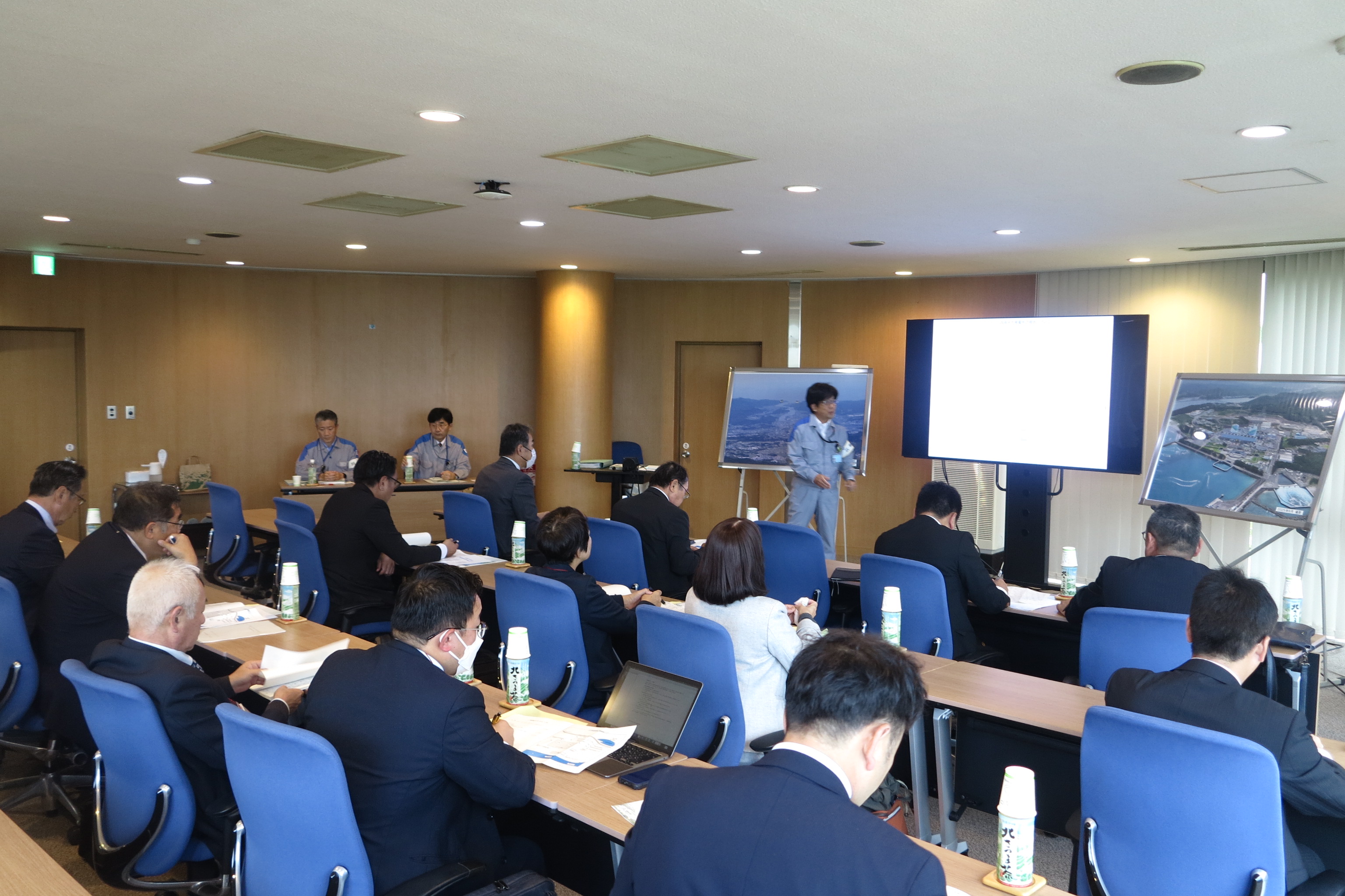 川内原子力発電所 展示館（発電所構内視察前の概要説明を受ける様子）