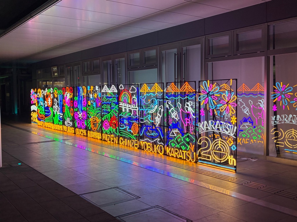 一列に並んだLEDイルミネーション