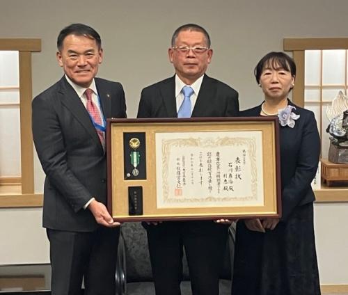 緑白綬有功章を受章された七山の石川勇治さんと石川利恵さん表敬訪問時の写真