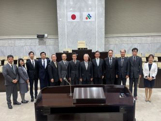 八幡浜市議会議場での集合写真