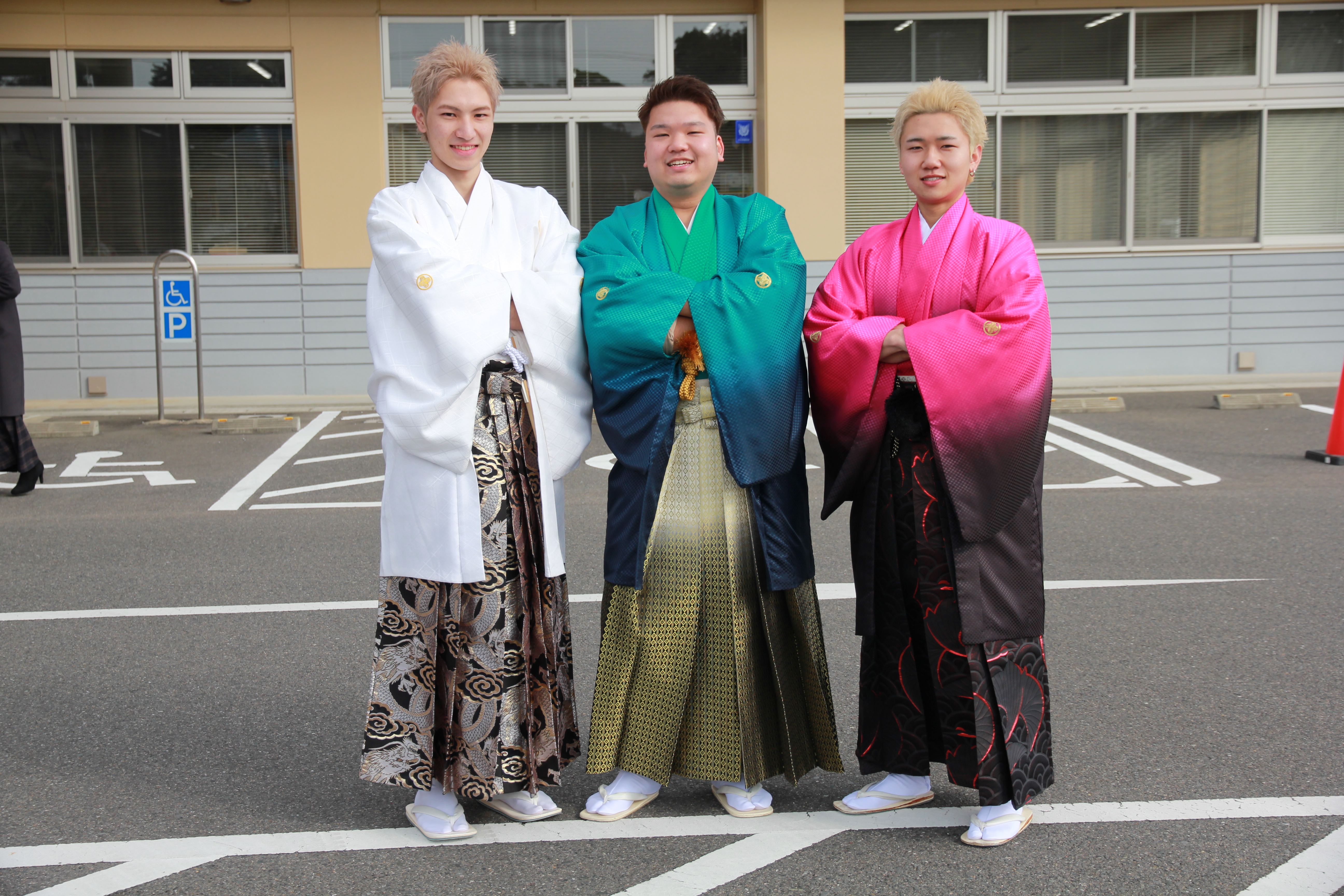 かっこよくポーズを決める3人