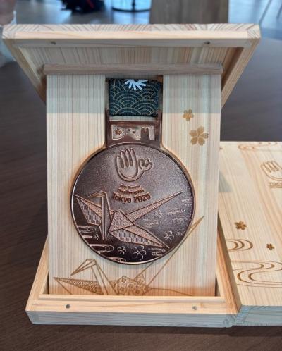 デフリンピック日本代表金持義和選手報告表敬訪問メダル