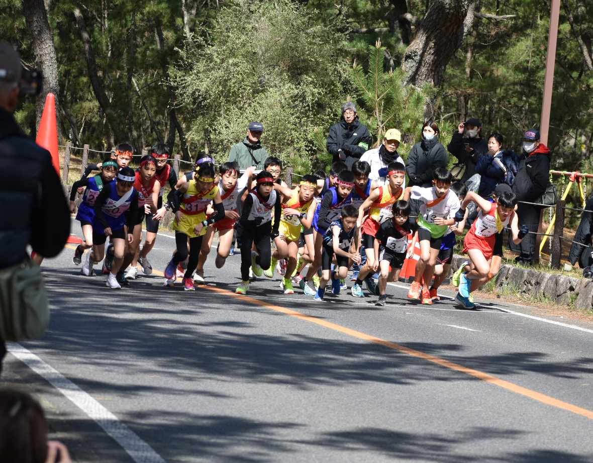 虹の松原カップ西日本選抜小学生クラブ駅伝競走大会スタート時の写真