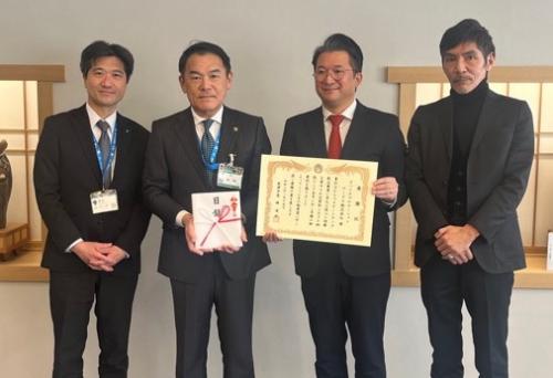 企業版ふるさと納税感謝状贈呈式（スパイクプロモーションワークス株式会社と記念撮影）