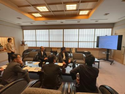 協定式（説明画面を見ている一同）