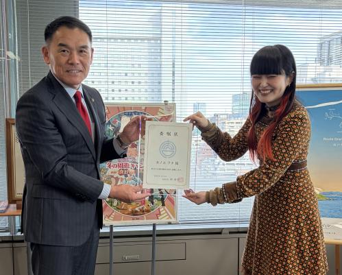 唐津観光大使委嘱状交付式（カノエラナさんと）