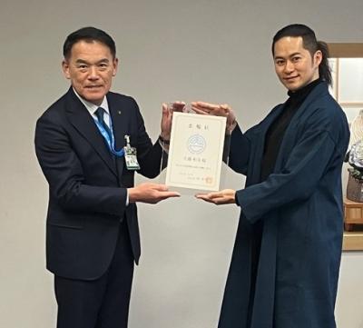 唐津観光大使委嘱状交付の様子（佐藤和哉氏）