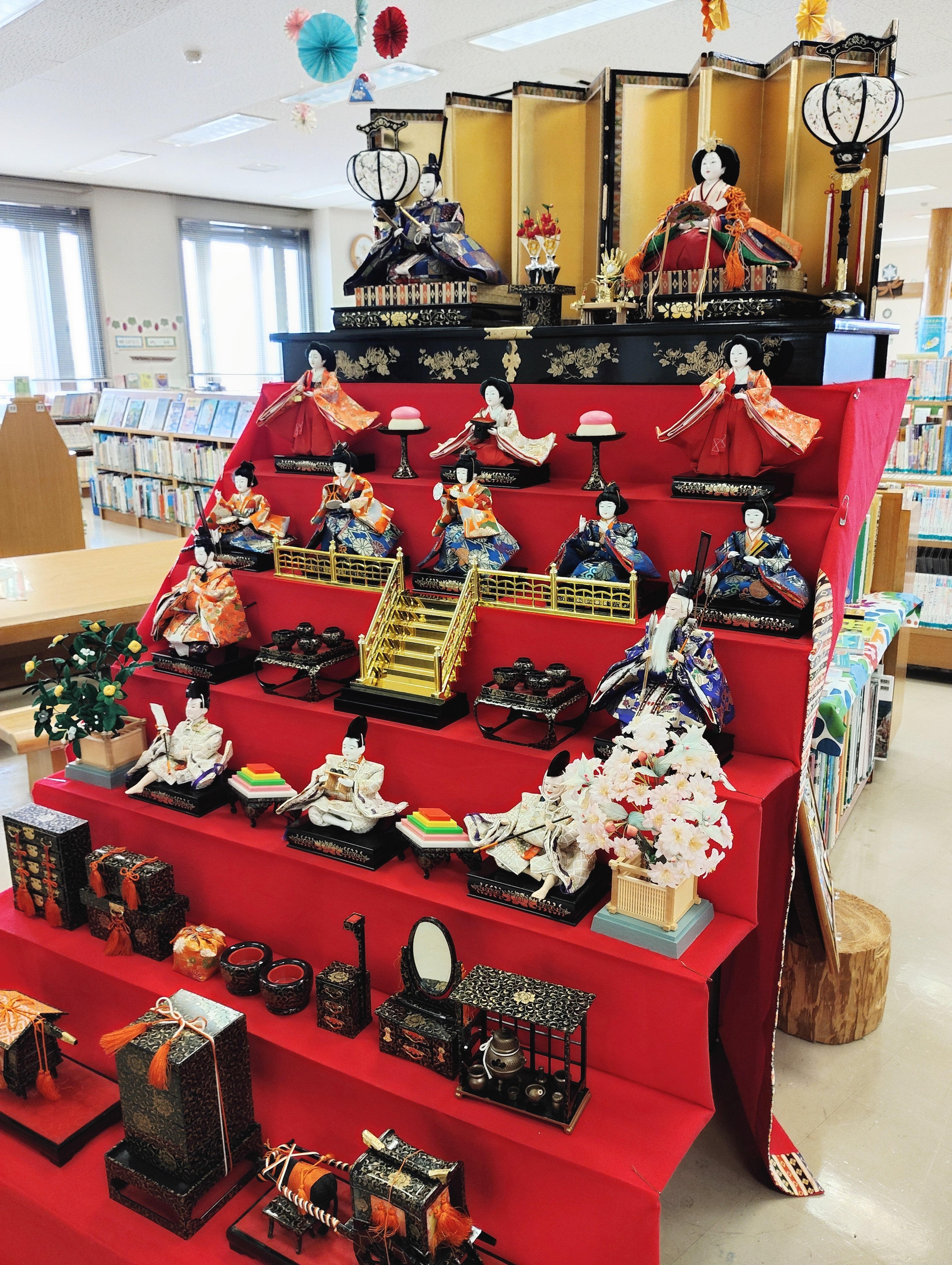 【近代図書館】4階子どもコーナー「ブックル」の展示の紹介（ひな人形）