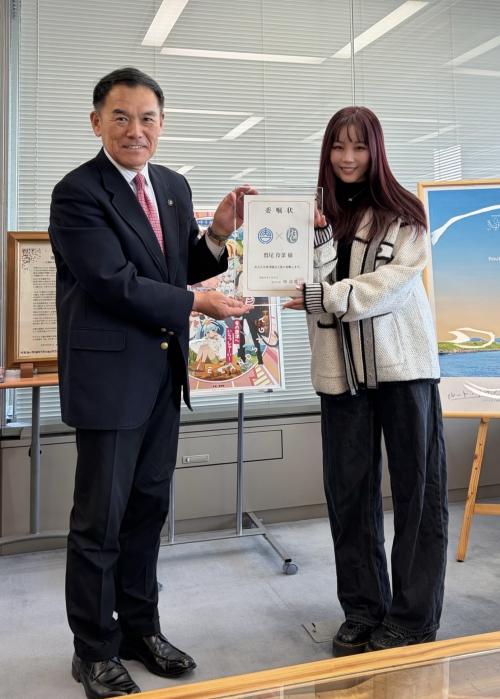 唐津観光大使委嘱状交付式の様子（鷲尾伶菜氏）