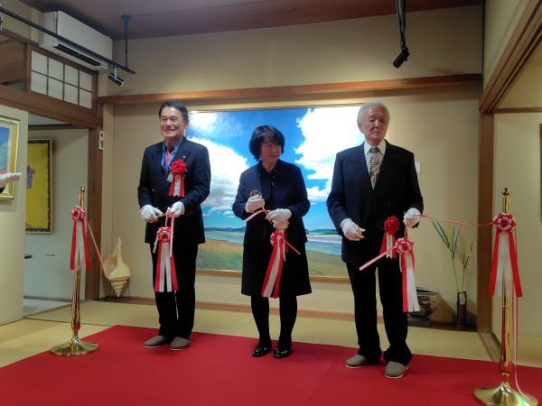 ギャラリー赤い道アンドフラワーガーデンテープカット