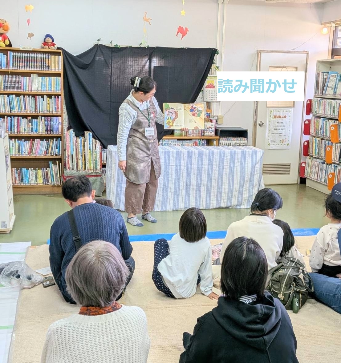 ひなまつりおはなし会での読み聞かせの様子です。