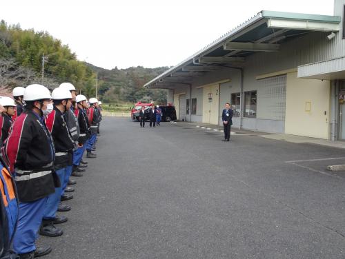 唐津市消防団東部合同春季訓練での市長あいさつの様子