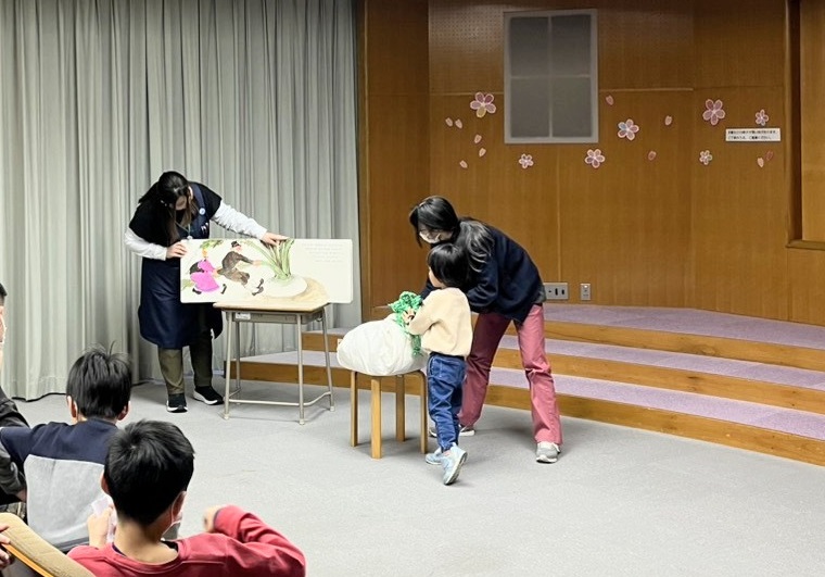おおきなかぶを使っての読み聞かせの様子です