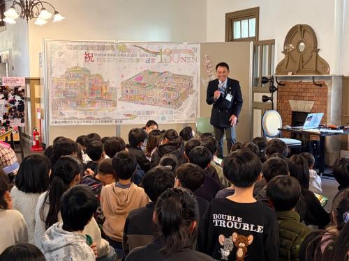 大志小学生塗り絵お披露目会でのあいさつの様子