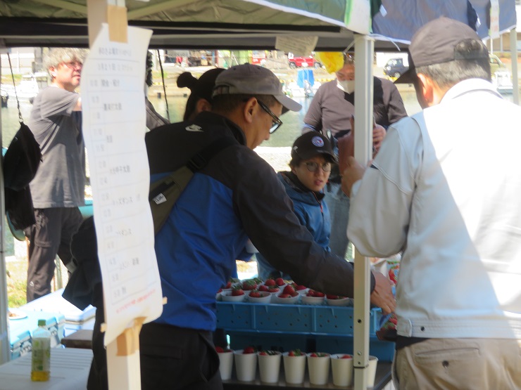 好評の物産品コーナーの様子