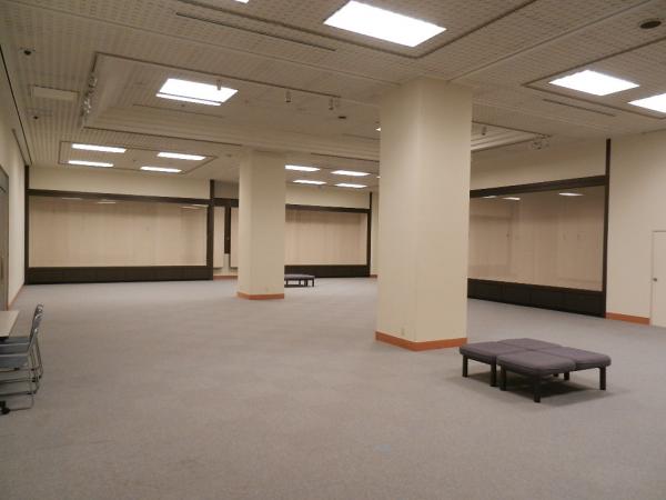 美術ホール左から中央ケース写真