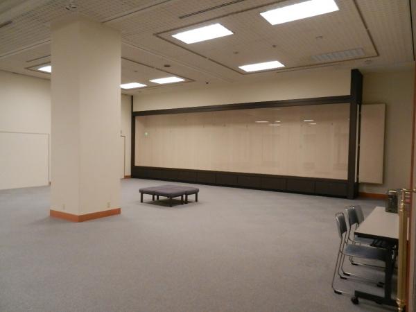 美術ホール右ケース写真