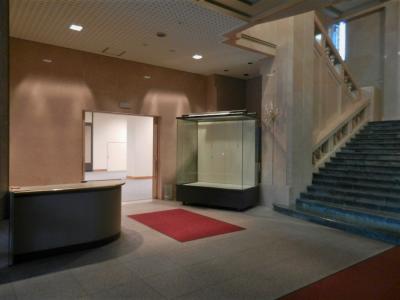 美術ホール入口展示ケース写真