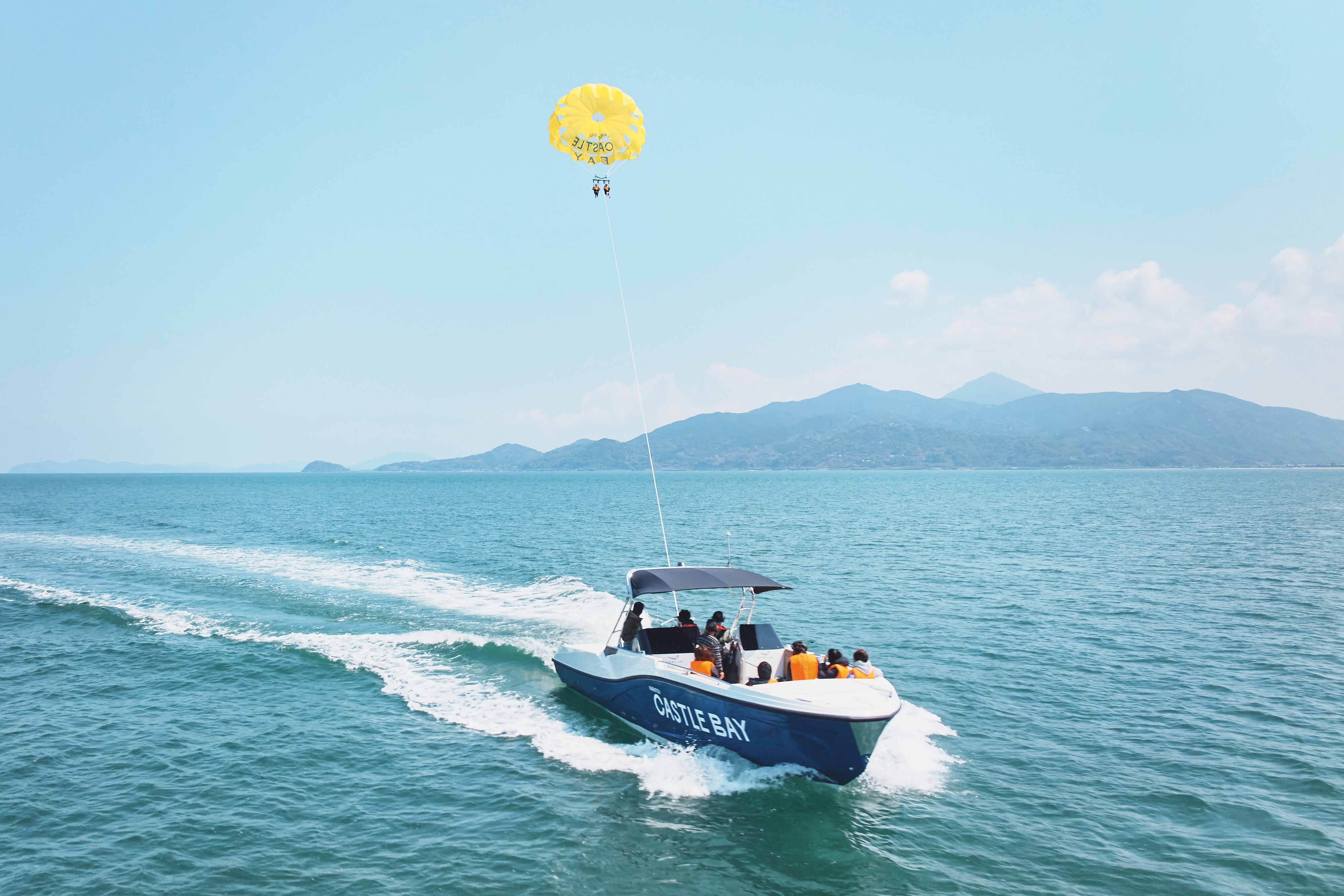 パラセーリングの船とパラシュート