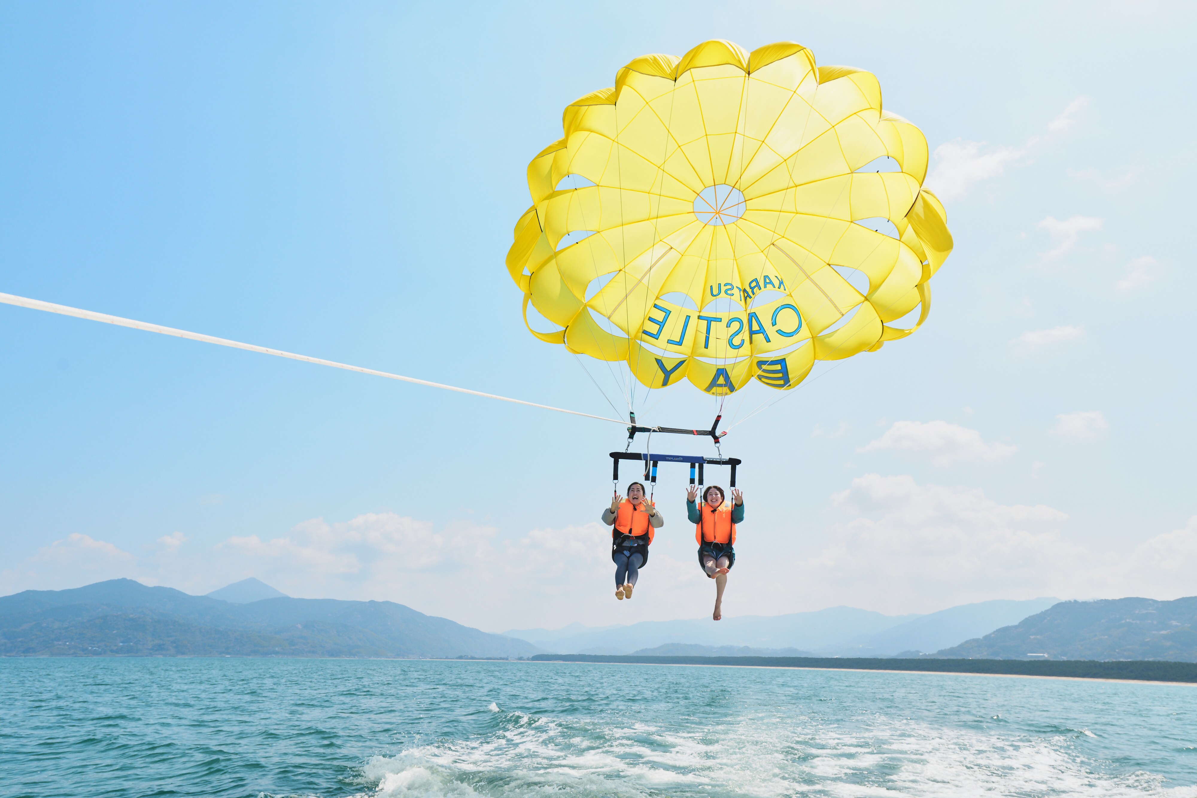 パラセーリングを楽しむ人