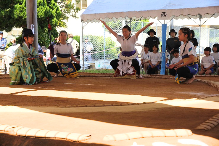 西から横綱の土俵入り