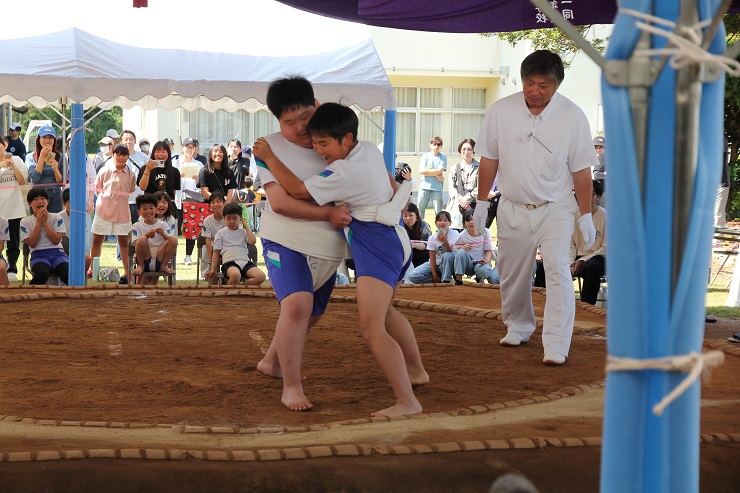児童たちの土俵際の攻防の様子