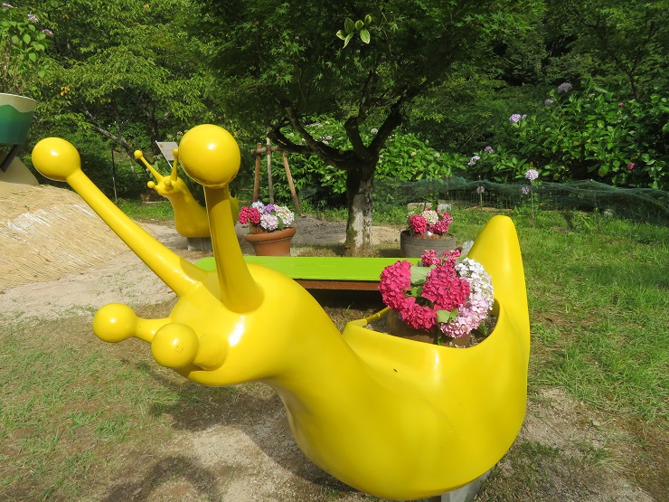 アジサイのせたカタツムリのオブジェ