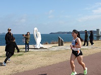 海風を受けながら力走する選手の画像