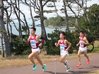 4.5Kmを力走する鳥栖工業の選手たちの画像