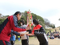 表彰を受ける選手たちの画像