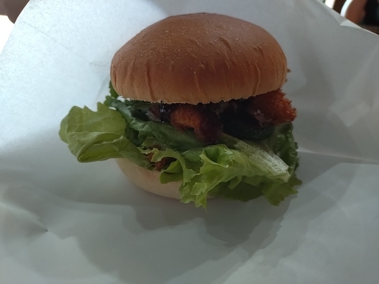 カフェのバーガー