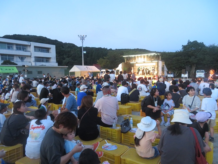 多くの人でにぎあう様子