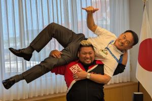 九州プロレス野﨑選手に担がれた市長