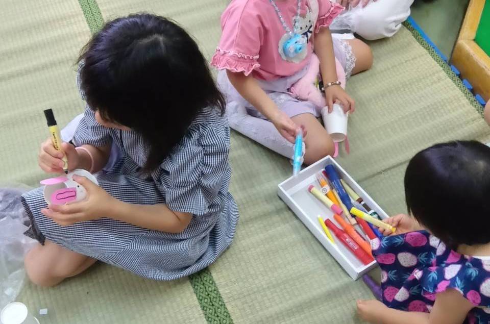 紙コップロケットの作成の様子です。