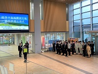 派遣職員を見守る職員の皆さんの画像