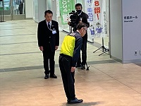 峰市長や職員に向け挨拶をする市丸さんの画像