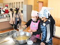 前々日から水に漬けていた大豆の画像