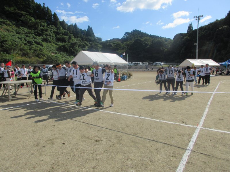 厳木町スポーツレクリエーション大会足並みそろえての様子