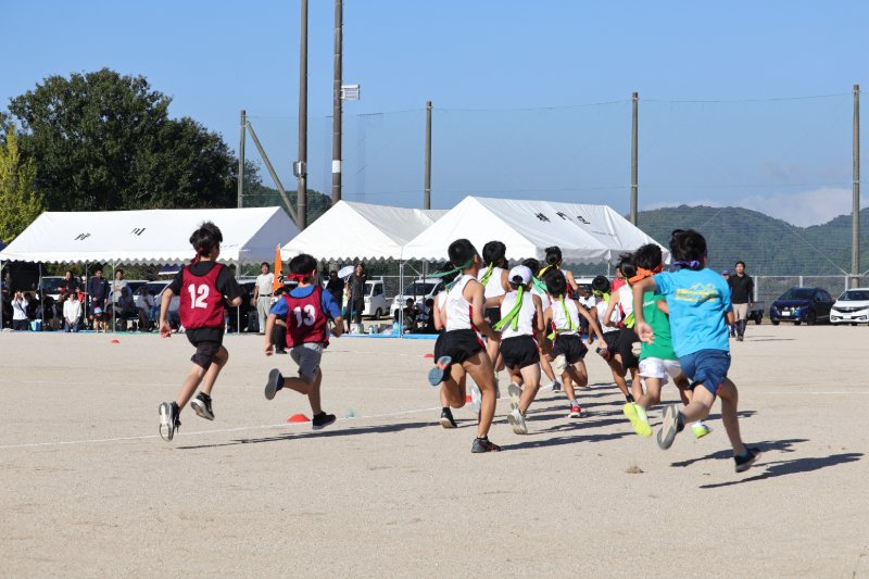 七山地区市民体育祭小学生1000m走の様子