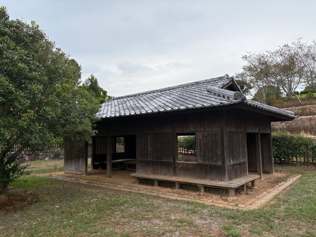 村の広場休憩所の写真