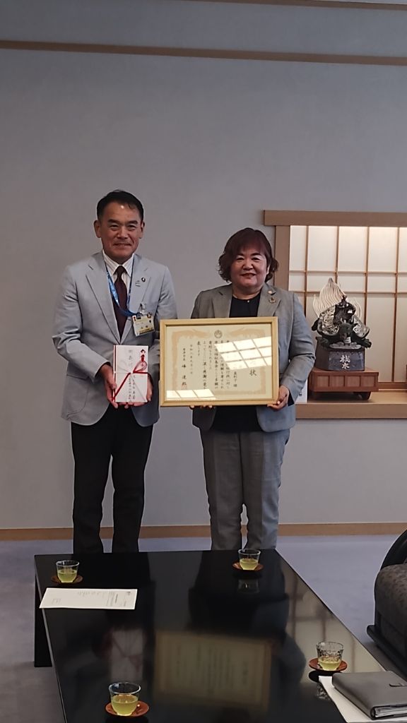寄付金の受領と感謝状の贈呈写真
