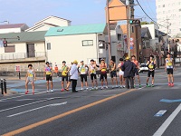 スタート前のランナーたちの画像