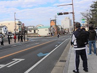 唐津市役所前、沿道の応援者の画像