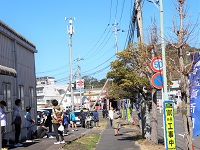 21区間前で待機する沿道の応援者の画像