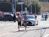 左＝地元中学生ランナーの力走