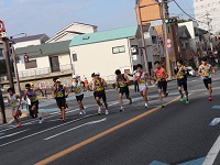 まちなかへと駆け抜けるランナーたちの画像